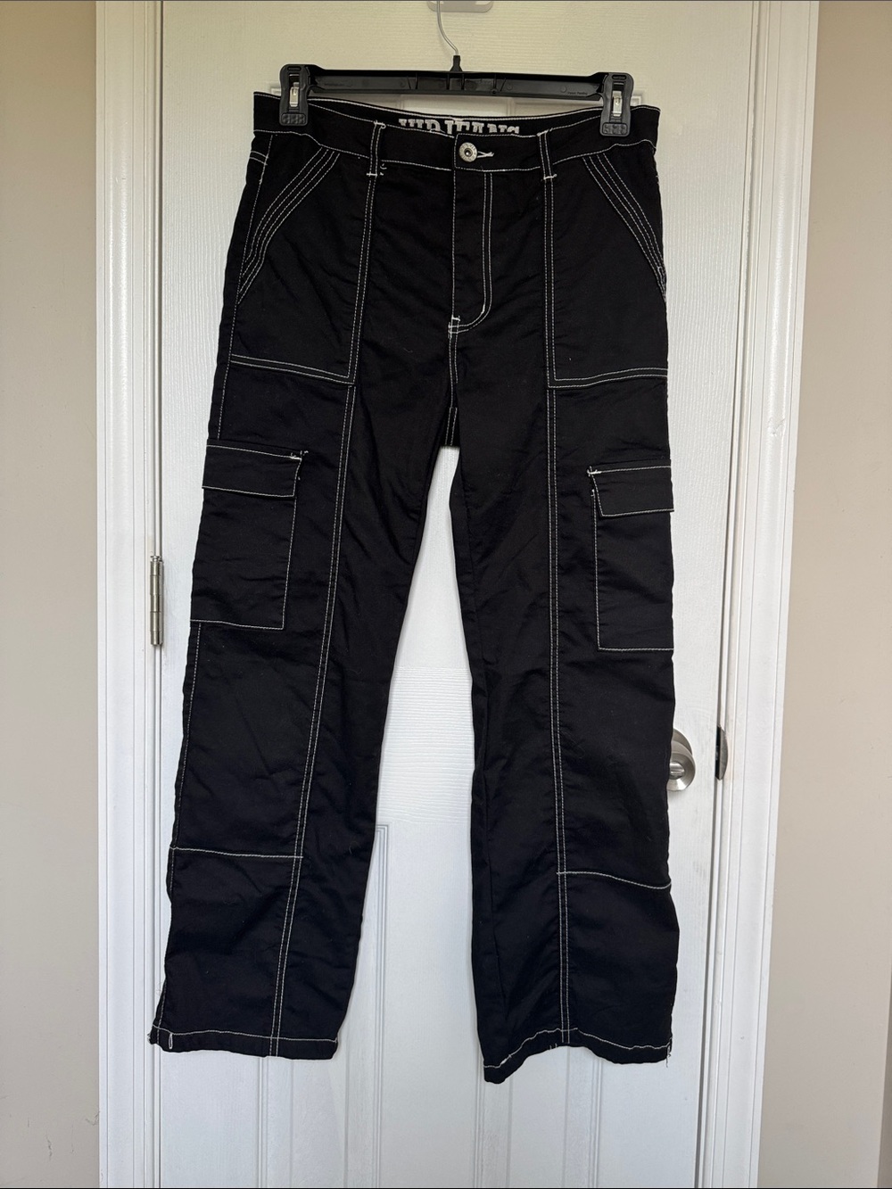 Women’s Black Straight-Leg Cargo Jeans with Contrast Stitching